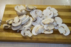 Мясо в духовке с томатами грибами соусом