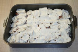 Мясо в духовке с томатами грибами соусом