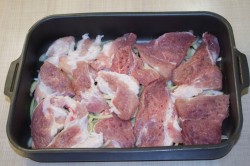 Мясо в духовке с томатами грибами соусом