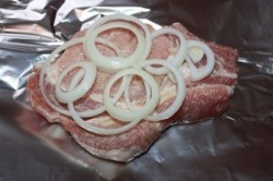 название картинки Запеченное мясо в фольге в духовке с грибами и помидорами