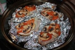 название картинки Запеченное мясо в фольге в духовке с грибами и помидорами