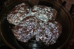 название картинки Запеченное мясо в фольге в духовке с грибами и помидорами