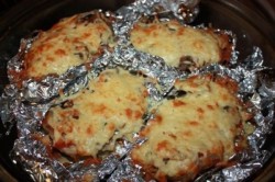 название картинки Запеченное мясо в фольге в духовке с грибами и помидорами