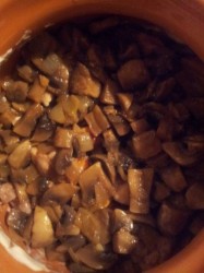 Мясо в горшочках с грибами и сыром