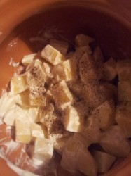 Мясо в горшочках с грибами и сыром