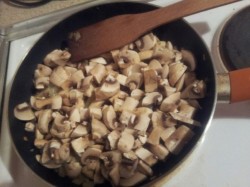 Мясо в горшочках с грибами и сыром