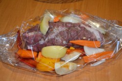 Мясо в рукаве в духовке - шаг 6