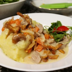 Мясо в сливочном соусе с грибами