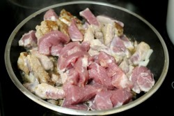 Мясо в сливочном соусе с грибами