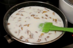 Мясо в сливочном соусе с грибами