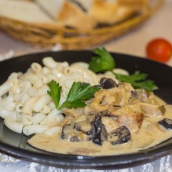 Мясо в сметанном соусе с грибами на сковороде