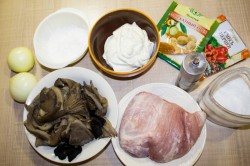название картинки Мясо в сметанном соусе с грибами на сковороде