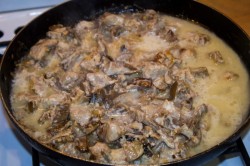 название картинки Мясо в сметанном соусе с грибами на сковороде