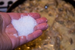 название картинки Мясо в сметанном соусе с грибами на сковороде