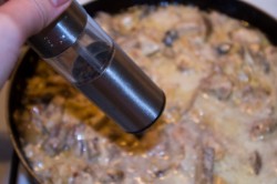 название картинки Мясо в сметанном соусе с грибами на сковороде