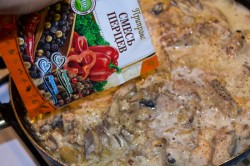 название картинки Мясо в сметанном соусе с грибами на сковороде