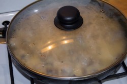 название картинки Мясо в сметанном соусе с грибами на сковороде