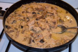 название картинки Мясо в сметанном соусе с грибами на сковороде