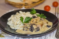 название картинки Мясо в сметанном соусе с грибами на сковороде