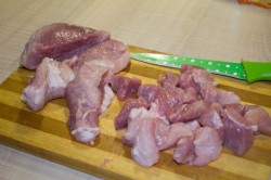 название картинки Мясо в сметанном соусе с грибами на сковороде