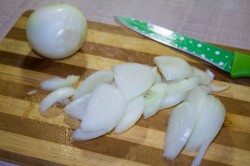 название картинки Мясо в сметанном соусе с грибами на сковороде