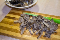 название картинки Мясо в сметанном соусе с грибами на сковороде