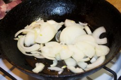 название картинки Мясо в сметанном соусе с грибами на сковороде
