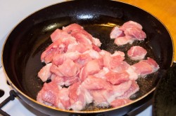 название картинки Мясо в сметанном соусе с грибами на сковороде