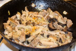 название картинки Мясо в сметанном соусе с грибами на сковороде