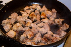 название картинки Мясо в сметанном соусе с грибами на сковороде