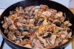 название картинки Мясо в сметанном соусе с грибами на сковороде