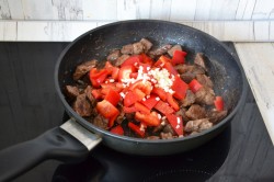 Мясо в соусе на сковороде с овощами