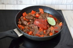 Мясо в соусе на сковороде с овощами