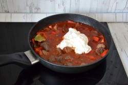 Мясо в соусе на сковороде с овощами