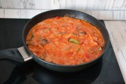 Мясо в соусе на сковороде с овощами