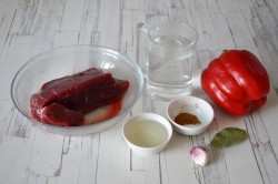 Мясо в соусе на сковороде с овощами