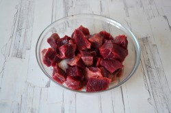 Мясо в соусе на сковороде с овощами