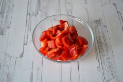 Мясо в соусе на сковороде с овощами