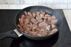 Мясо в соусе на сковороде с овощами