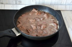 Мясо в соусе на сковороде с овощами