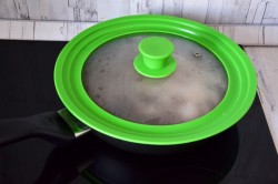 Мясо в соусе на сковороде с овощами