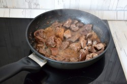 Мясо в соусе на сковороде с овощами