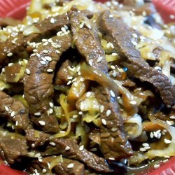 Мясо на сковороде с капустой и грибами