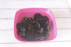 Мясо запеченное с черносливом в духовке