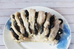 Мясо запеченное с черносливом в духовке