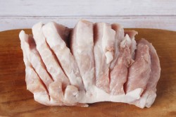 Мясо запеченное с черносливом в духовке