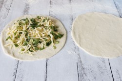 Наан индийская лепешка с чесноком