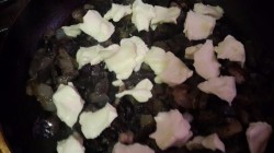 название картинки Наливной пирог на кефире с грибами, сыром в мультиварке