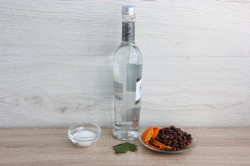 название картинки Настойка на кедровых орешках на водке