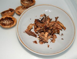 название картинки Настойка перегородки грецких орехов на водке